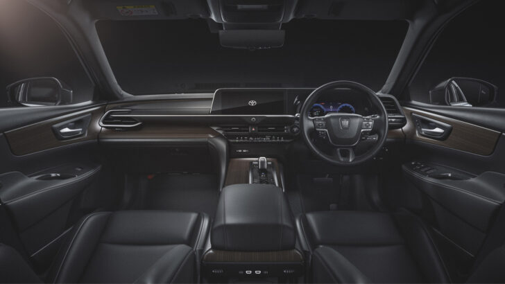 Интерьер седана Toyota Crown