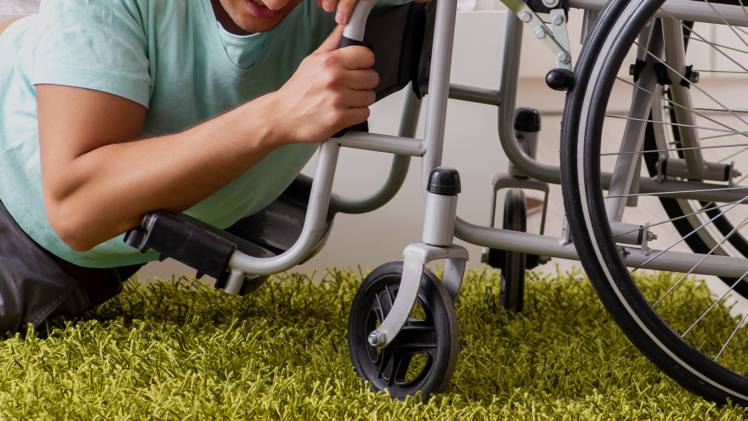 личная гигиена пожилого человека. сиделки для пожилых людей с проживанием. пособие за ухаживанием за престарелым. получение инвалидности фото. патронаж пожилых.