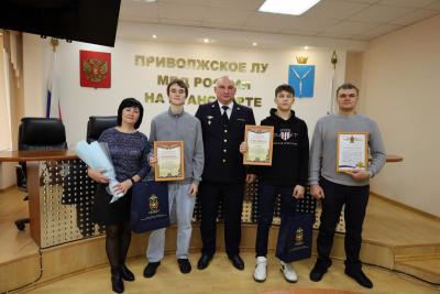 В Саратове двух подростков наградили за спасение девушки на путях