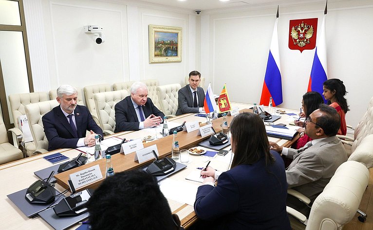 Встреча первого заместителя председателя Комитета СФ по международным делам Андрея Денисова с Министром транспорта, городского развития и по вопросам автомагистралей Шри-Ланки Бималом Нирошаном Ратнаяке Виракуном