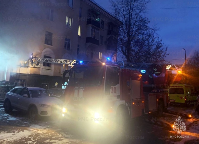 Пожарные Юго-Восточного округа Москвы спасли людей на пожаре