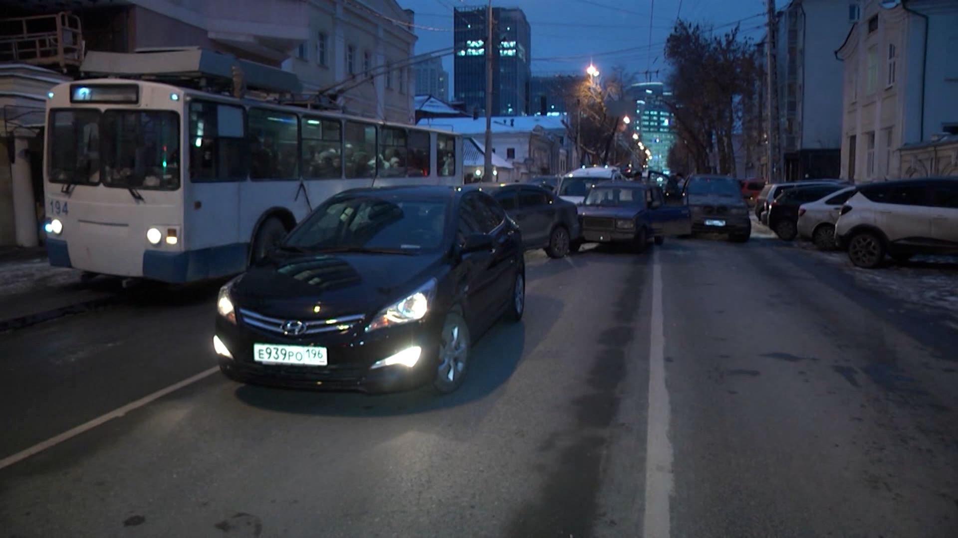 Екатеринбург сегодня вечером. Авария на розы Люксембург. Ночная сходка на машинах в ЕКБ. Авария Екатеринбург Пермь 8 ноября.