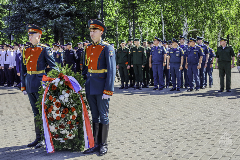 Сотрудники МЧС России почтили память погибших в Великой Oтечественной войне