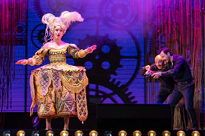 Артисты «Геликон-оперы» удивляли не только музыкой, но и подчас необычными сценическими костюмами. Такой предстала перед зрителями Олимпия – механическая кукла, персонаж оперы Жака Оффенбаха «Сказки Гофмана». ФОТО: ЗЕМФИРА АЗАМАТОВА