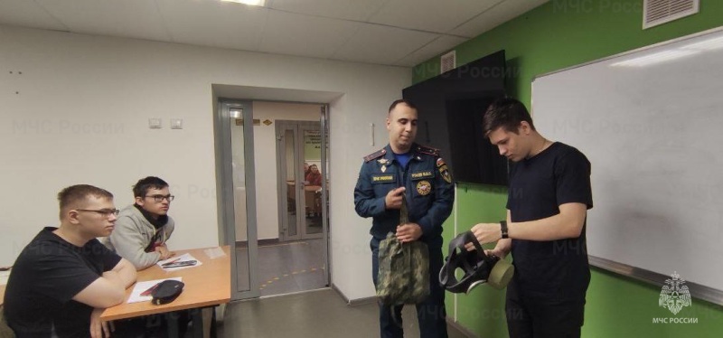 Студентов научили правильно надевать противогаз