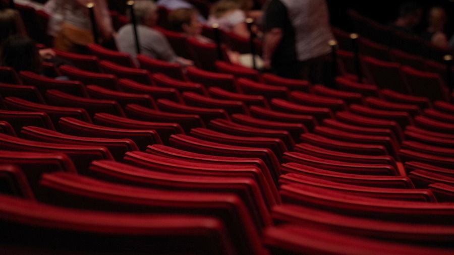 Курский драмтеатр вернется к традиции присутствия зрителей на сцене
