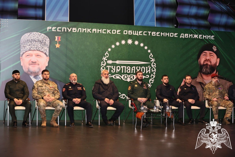 В Грозном представитель Росгвардии поздравил активистов «Турпалхой» с годовщиной со дня образования движения 