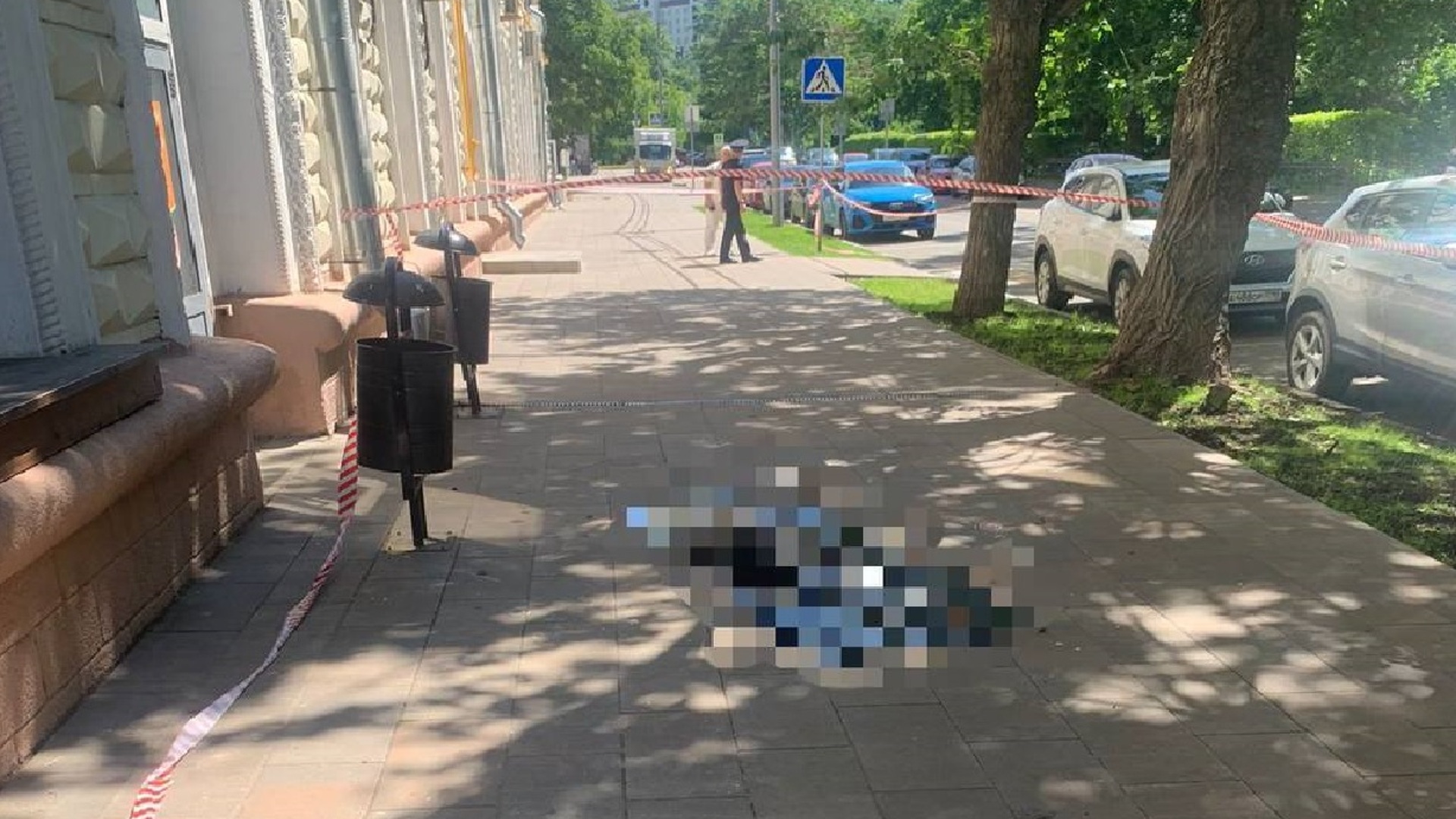 диван из окна выкинули