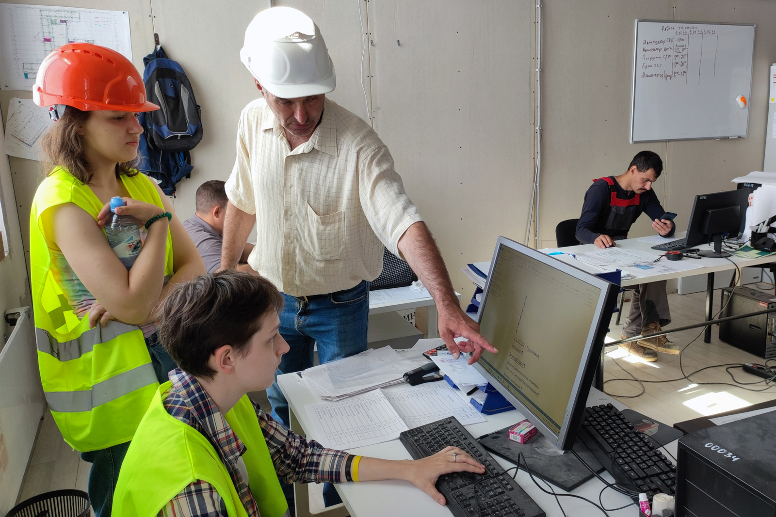 Мастер стажер. Студенты на предприятии. Стажировка для студентов. Рабочее место стажера. Стажировка для студентов.