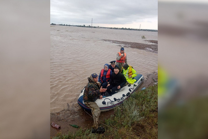 «Вода шла огромным валом по степи»: одно из сел Саратовской области резко затопило, введен режим ЧС, жители эвакуированы