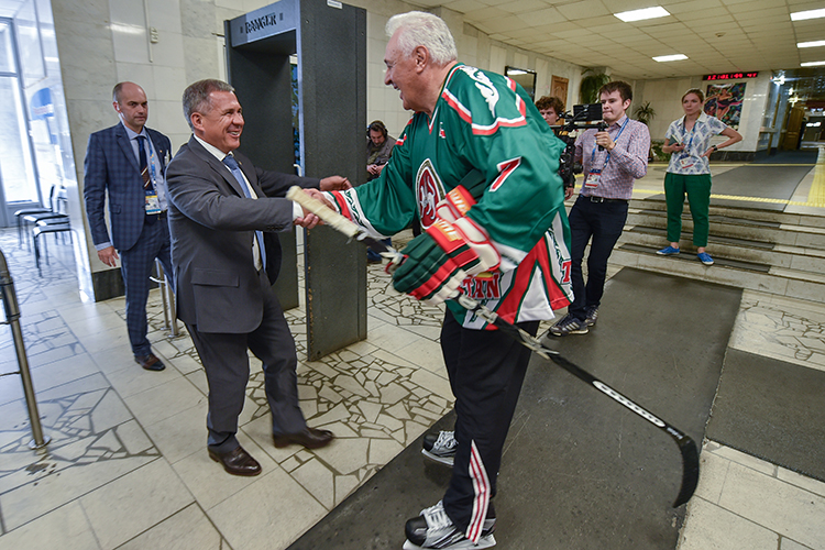 Скотт Макферсон известен тем, что в 2015-м организовал приезд в Казань Фила Эспозито. Легенда канадского хоккея играл в хоккей с раисом РТ Рустамом Миннихановым