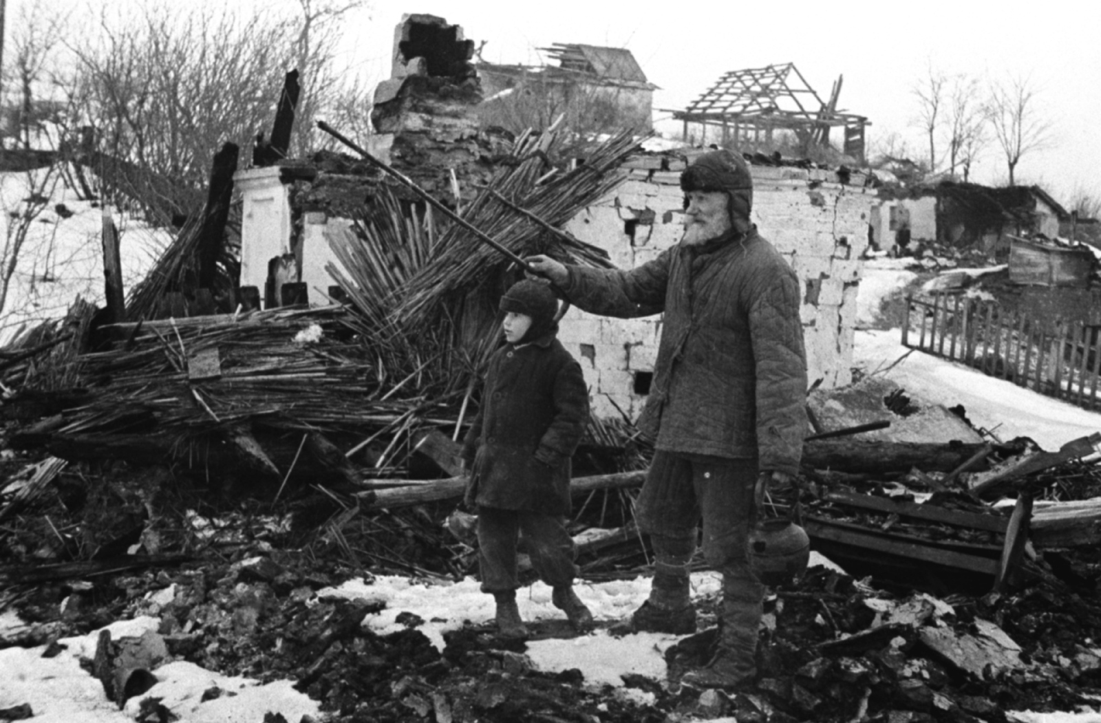 Попали в оккупацию. Сожженные города и деревни в ВОВ 1941-1945г. Сожженные города деревни в годы войны 1941-1945. Разрушенные деревни СССР 1941-1945. Разрушенная деревня 1945 ВОВ.