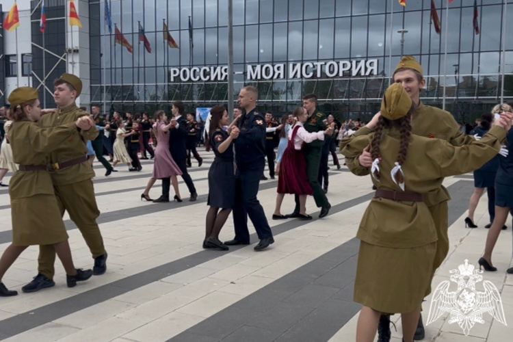 Военнослужащие Управления Росгвардии по Тверской области и кадеты профильного класса приняли участие в акции «Вальс Победы» (видео)