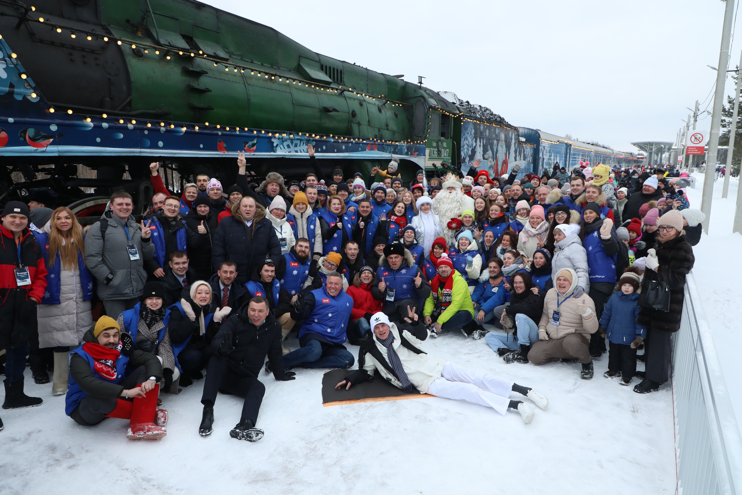 ржд поезд деда мороза 2022. поезд деда мороза великий устюг. поезд деда мороза из великого устюга. дед мороз из великого устюга. зимний мороз.