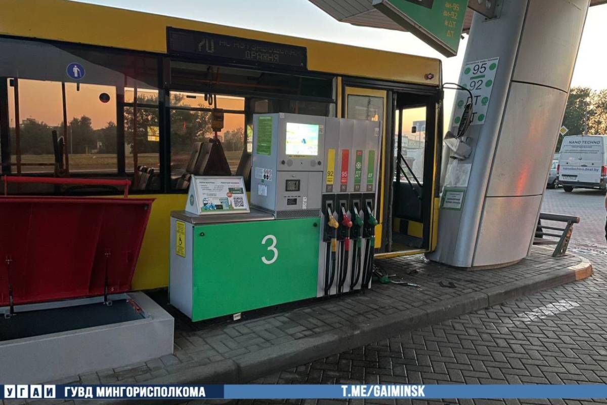В Минске водитель городского автобуса попала в ДТП на АЗС