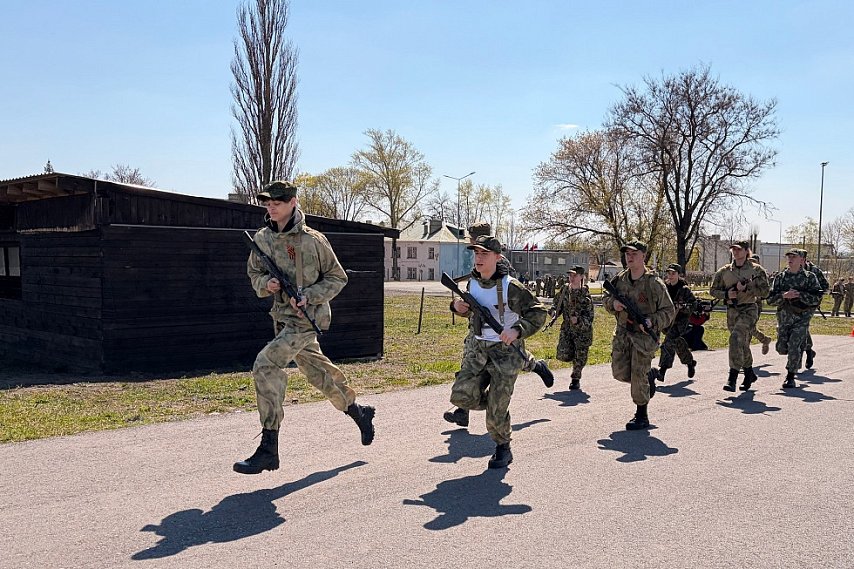 Курсанты военно-патриотических клубов почтили подвиг российских десантников марш-броском