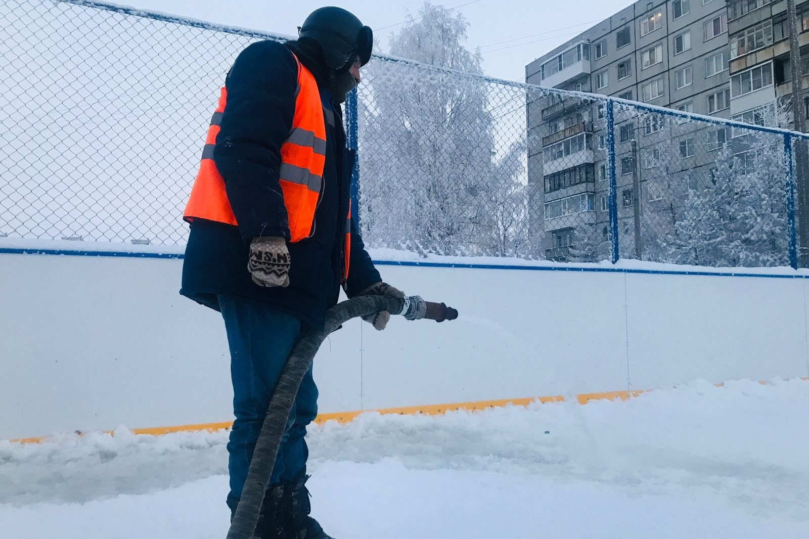 Каток у жилых домов залили в начале декабря