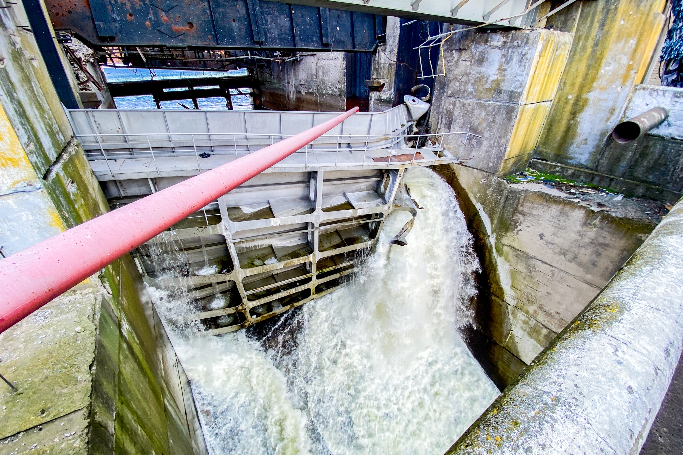 Херсон каховская гэс. Подрыв каховской гэс. Плотина херсонской гэс. Разрушение каховской гэс. Новая каховка подрыв гэс.