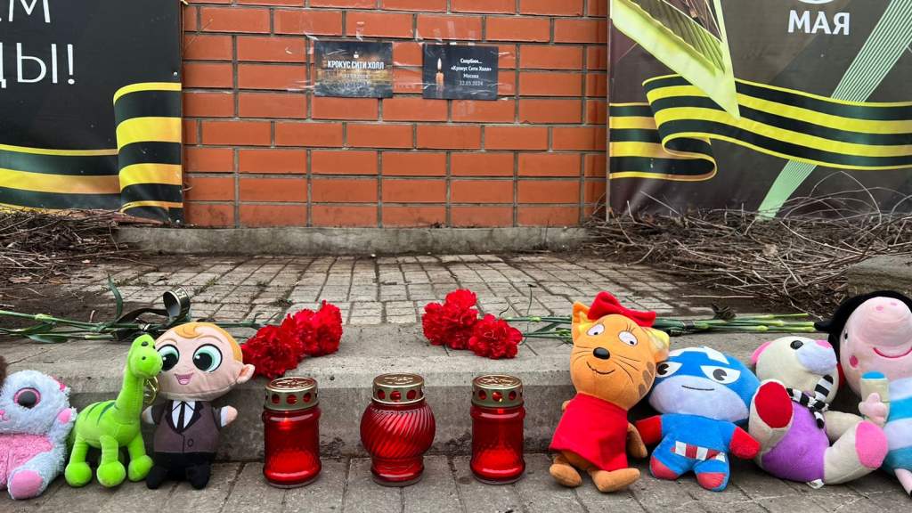 Миллерово скорбит: в память о погибших при теракте в «Крокус Сити Холле» организован мемориал на улице Ленина