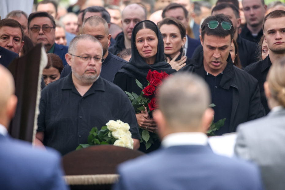 Полина Копылова (в центре) на церемонии прощания перед похоронами бывшего министра транспорта РФ Романа Старовойта