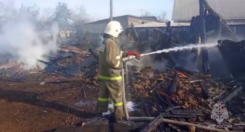 Крупный пожар произошел в Каменске-Шахтинском: огонь уничтожил дома
