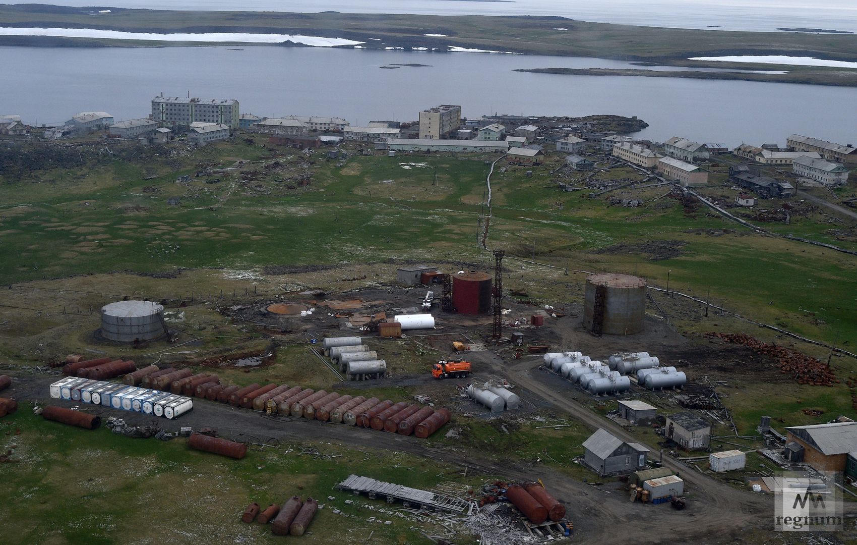 Диксон поселок городского. Диксон посёлок. Арктика Диксон. Бухта Север Диксон. Вахта на Диксон.