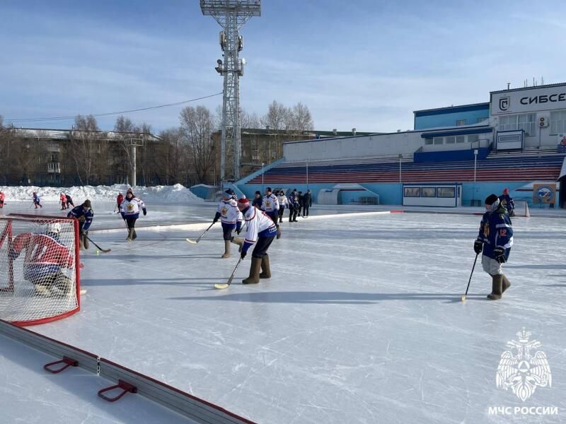 Огонь на льду: в Новосибирске прошел открытый турнир по хоккею на валенках