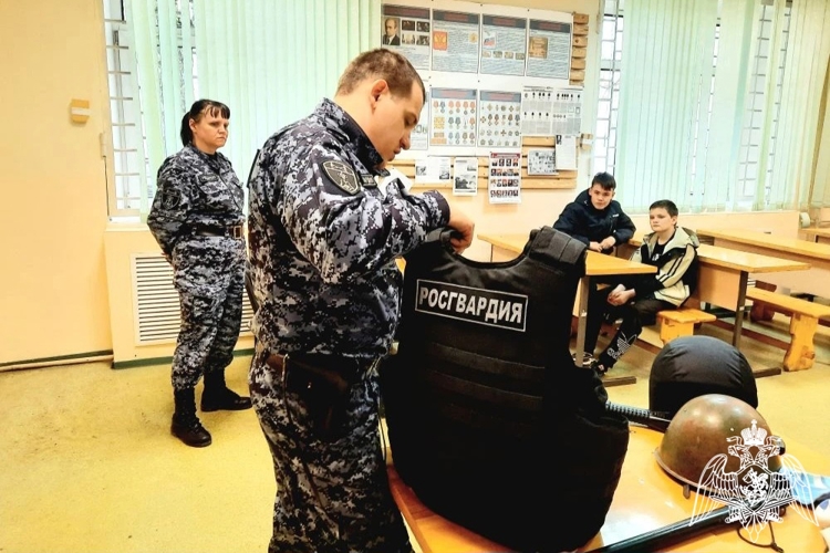 В Пермском крае росгвардейцы провели урок мужества для воспитанников Центра помощи детям