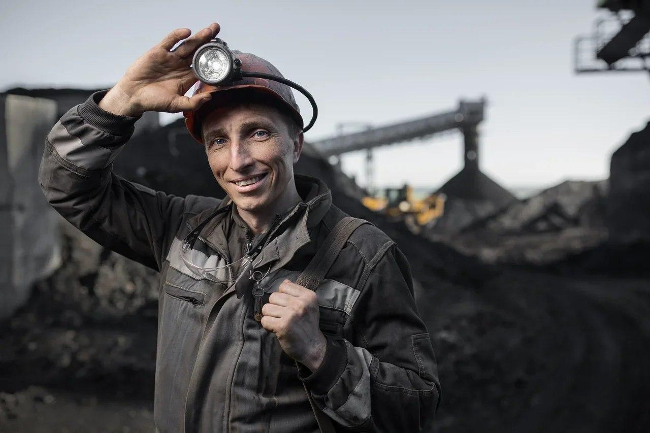 Coal miner. Шахтер. Фонарик Шахтера. Мужчина Шахтер.