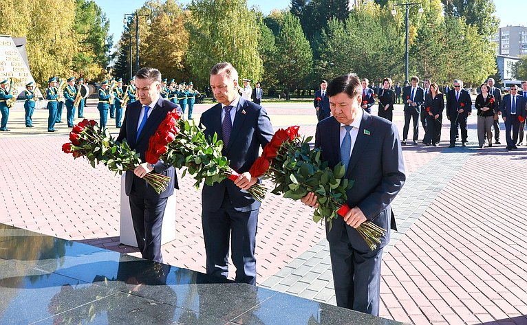 Делегация Совета Федерации приняла участие в возложении цветов к мемориальному комплексу погибших воинов и героев Великой Отечественной войны «Победа»