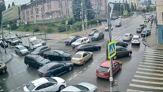 Пробка в Липецке на Первомайской-Фрунзе образовалась из-за нарушений правил движения