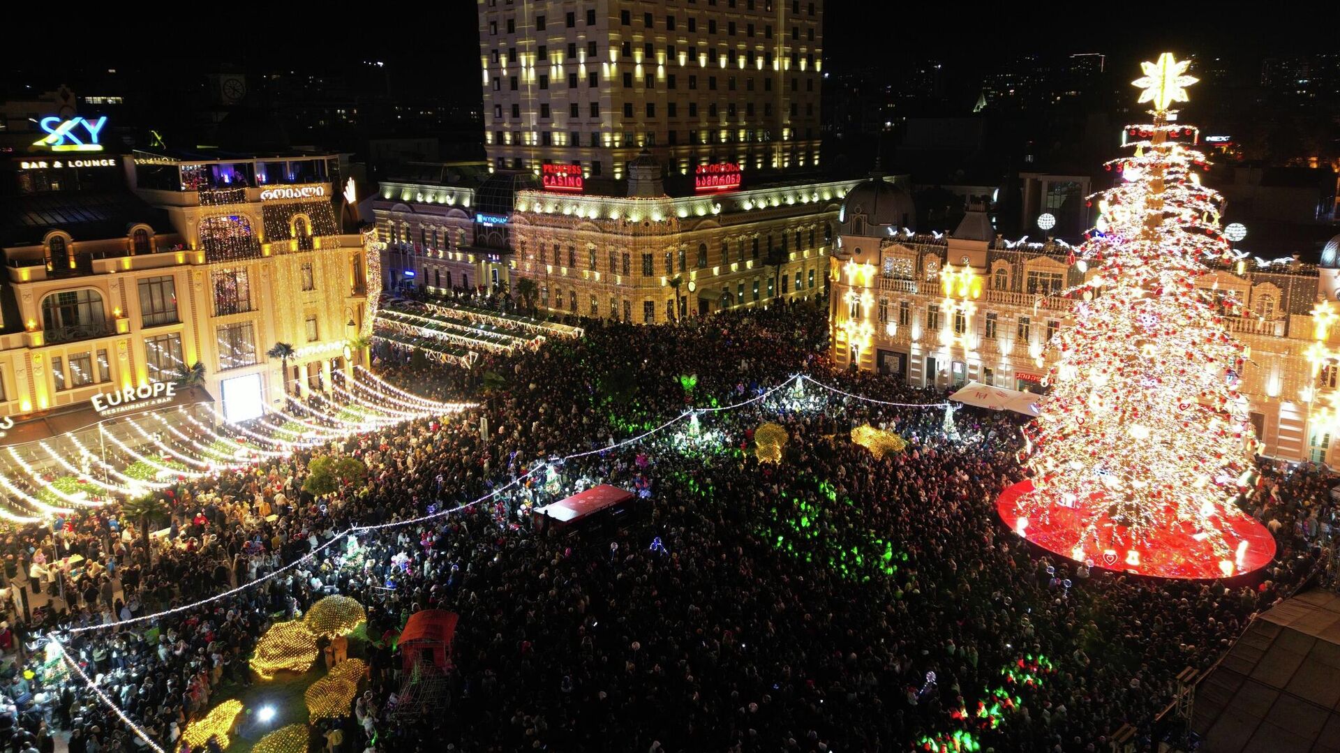 Предновогодний Батуми: иллюминация, елка и Новогодняя деревня 2026 - Sputnik Грузия, 1920, 30.12.2025