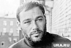 Владимир Познер в начале 1960-х начал заниматься журналистикой, благодаря чему и прославился как в СССР, так и за его пределами