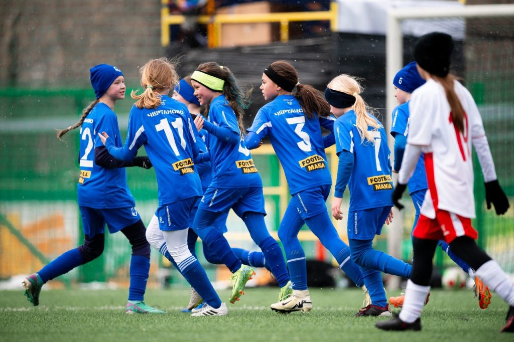 Спортсменки из ФК «Чертаново» вышли в Суперфинал турнира «Локобол-2025-РЖД». Фото: официальная страница Футбольной школы «Чертаново» в социальных сетях