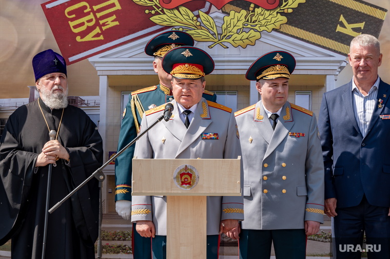 С окончанием учебы пермских суворовцев поздравили министр территориальной безопасности Прикамья Виктор Батмазов и Герой России Сергей Яшкин (крайний справа)