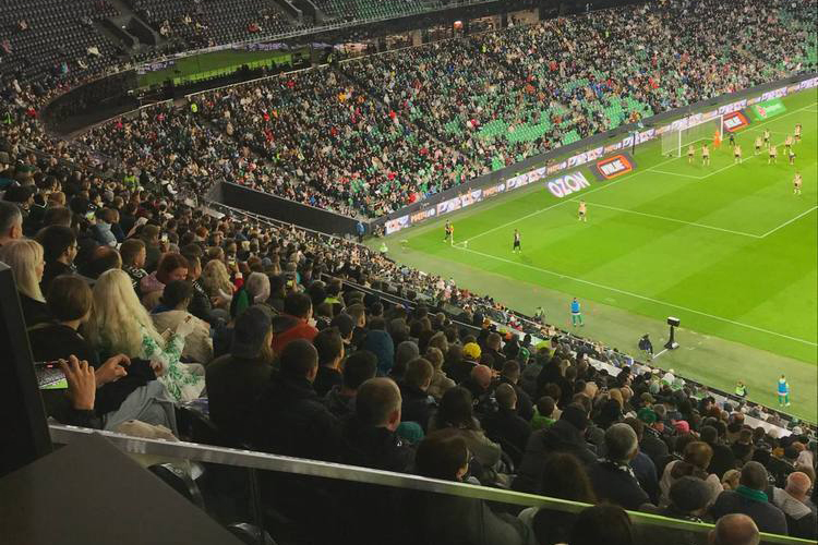 До матча местные поклонники обсуждали результаты тура: «Локомотив» потерял очки с «Акроном» (1:1), а это значит, что в случае победы над казанцами «быки» вернулись бы на первую строчку