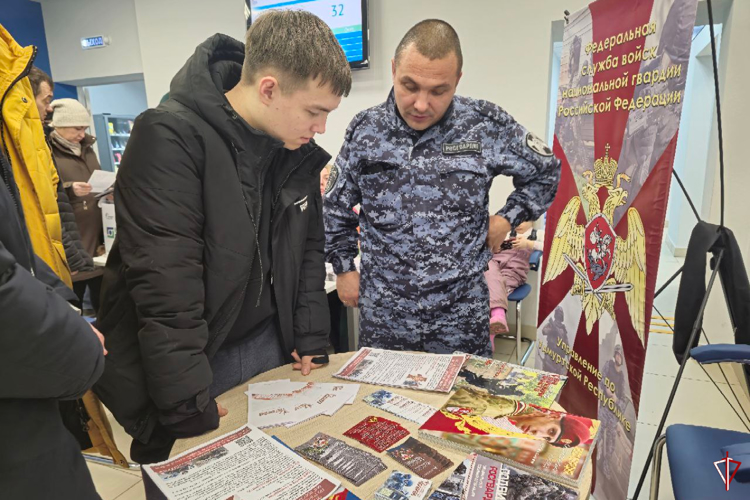 Посетители ярмарки вакансий в Ижевске узнали о преимуществах службы в войсках национальной гвардии Российской Федерации