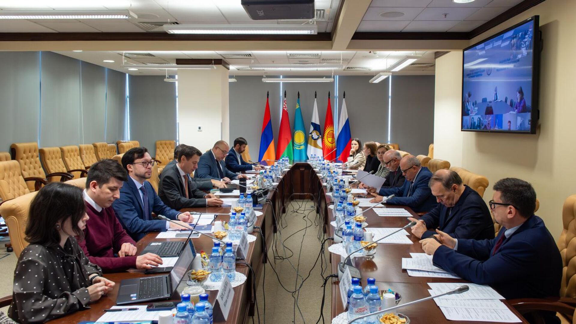 В Комиссии прошел семинар по расширению возможностей торговли стран ЕАЭС с Китаем. - Sputnik Узбекистан, 1920, 25.10.2025