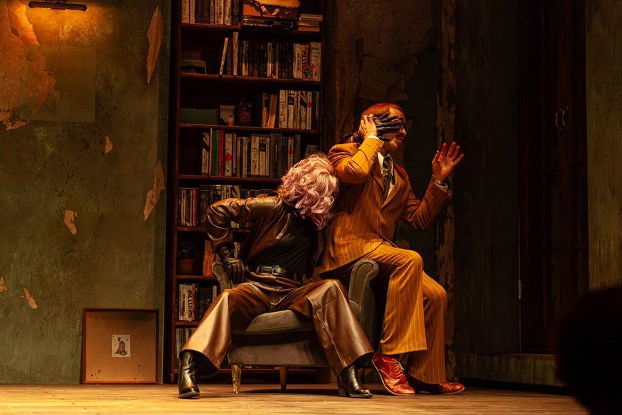 У Кузена есть невеста — сексапильная барышня мадмуазель Дрейфус, визуальный апофеоз моды 1970-х, яркая, как обложка журнала «Божур»