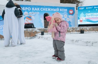 Губернатор Челябинской области Алексей Текслер вместе с супругой Ириной принял участие в благотворительной акции «Снеговики-добряки»