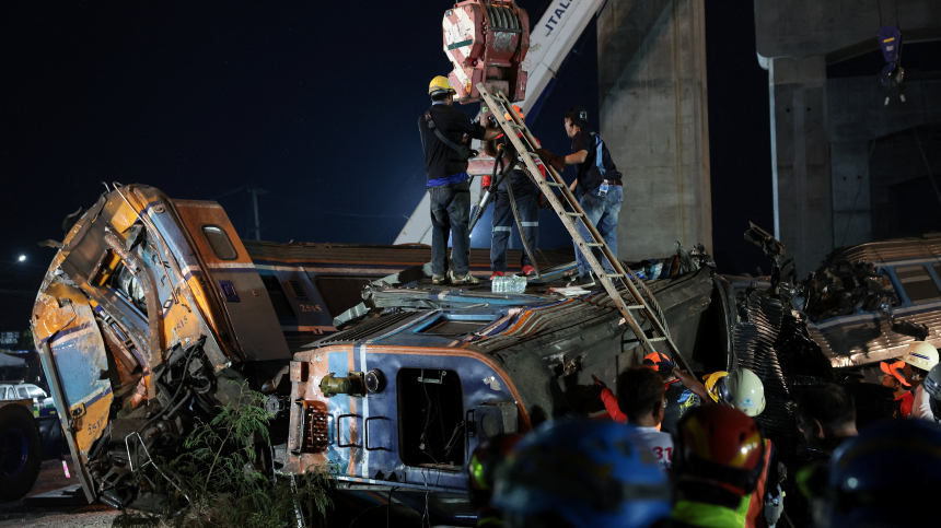 Столкновение поезда с краном в Таиланде