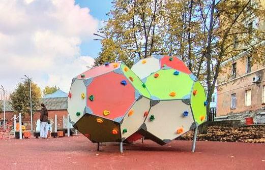Благодаря нацпроекту в саратовских городах и поселках строят новые детские площадки