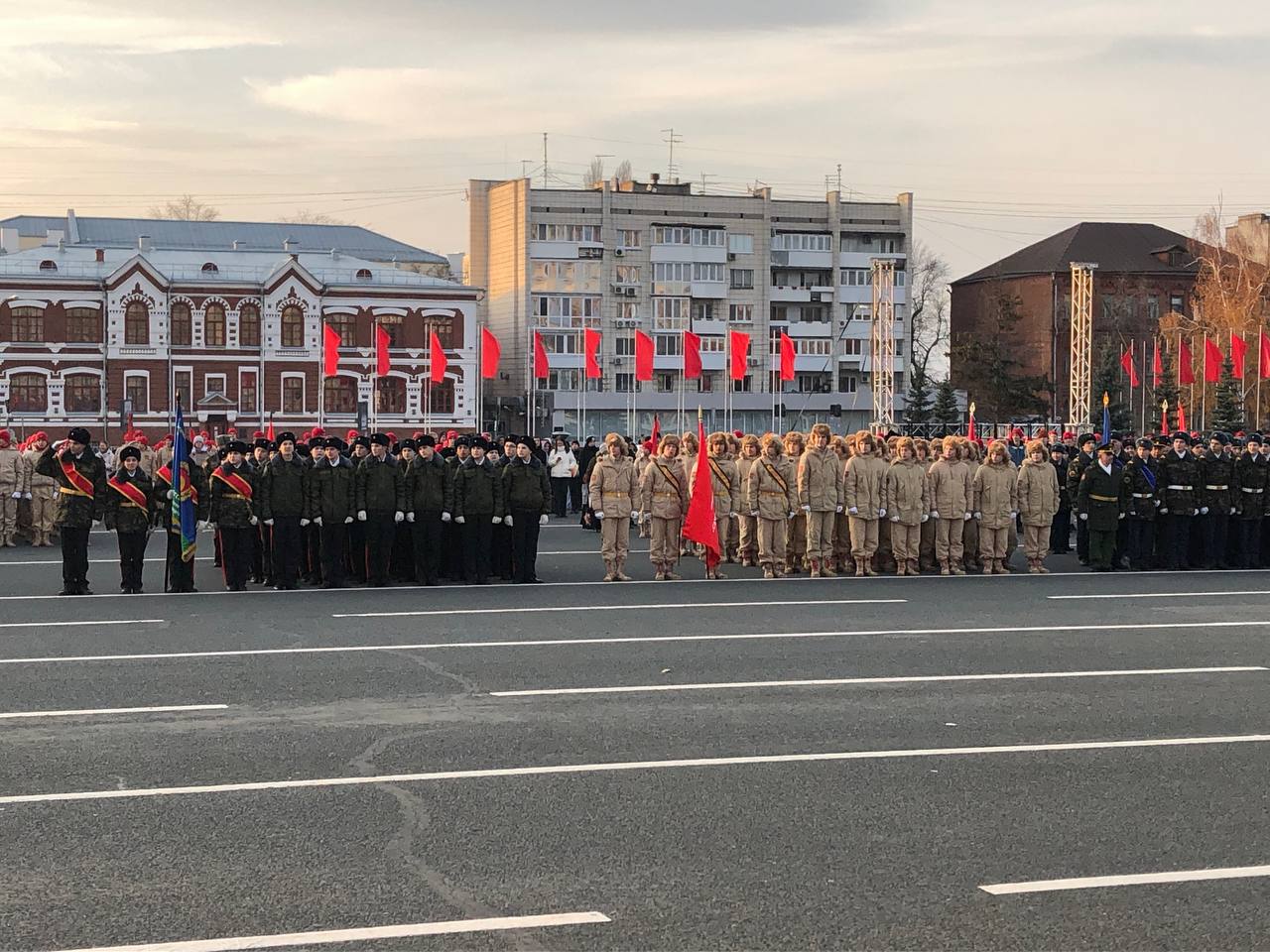 Трансляция парада в самаре сегодня. 7 Мая парад Самара. Трибуны на площади Куйбышева на параде. Трибуна парад Самара. Трибуны на площади Куйбышева в Самаре.