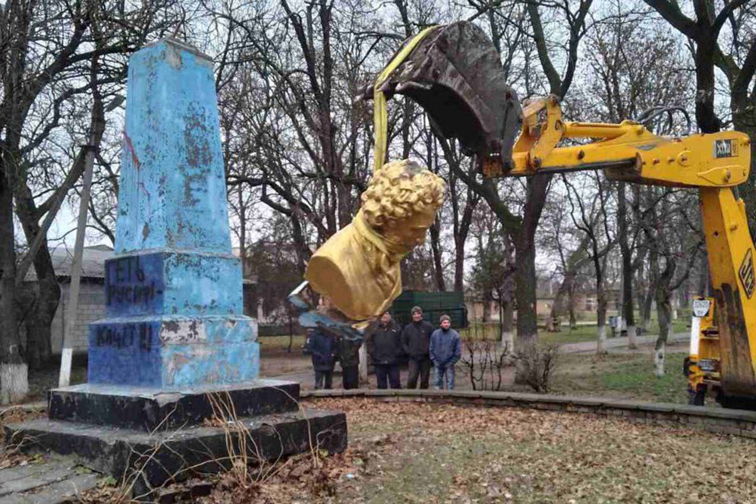 Снос памятников. Демонтаж памятника. Памятники Украины. Памятник Пушкину в Ананьеве.