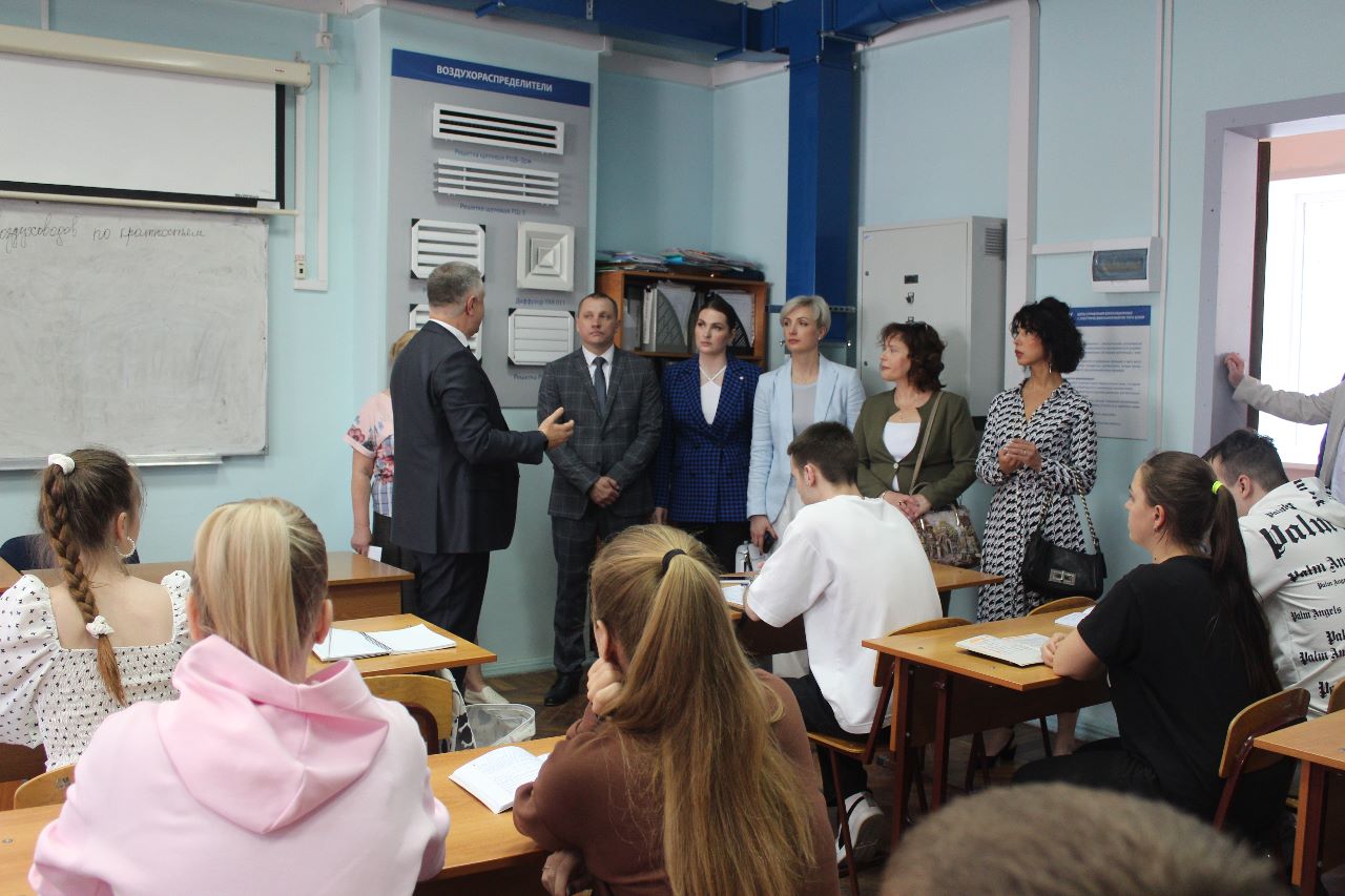 молодой специалист строитель будущего