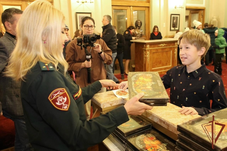 Детей росгвардейцев-участников СВО поздравили с наступающим Новым годом в Александринском театре