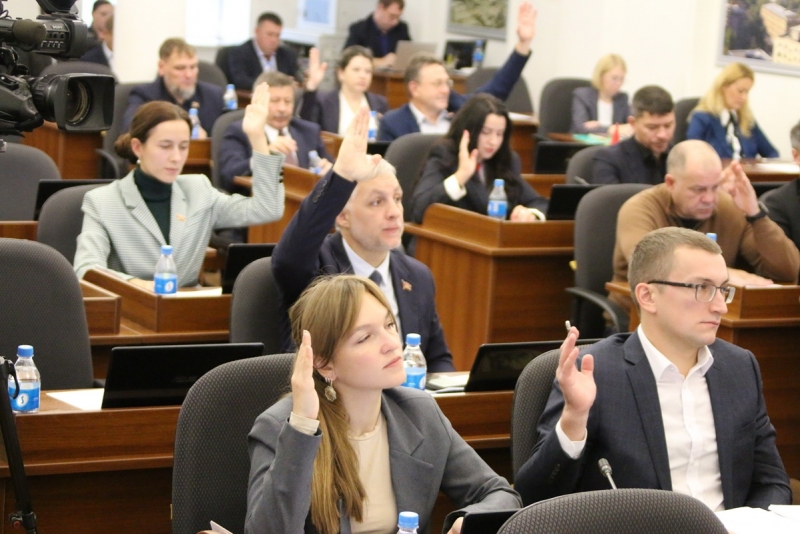 На заседании депутаты рассмотрели 27 вопросов