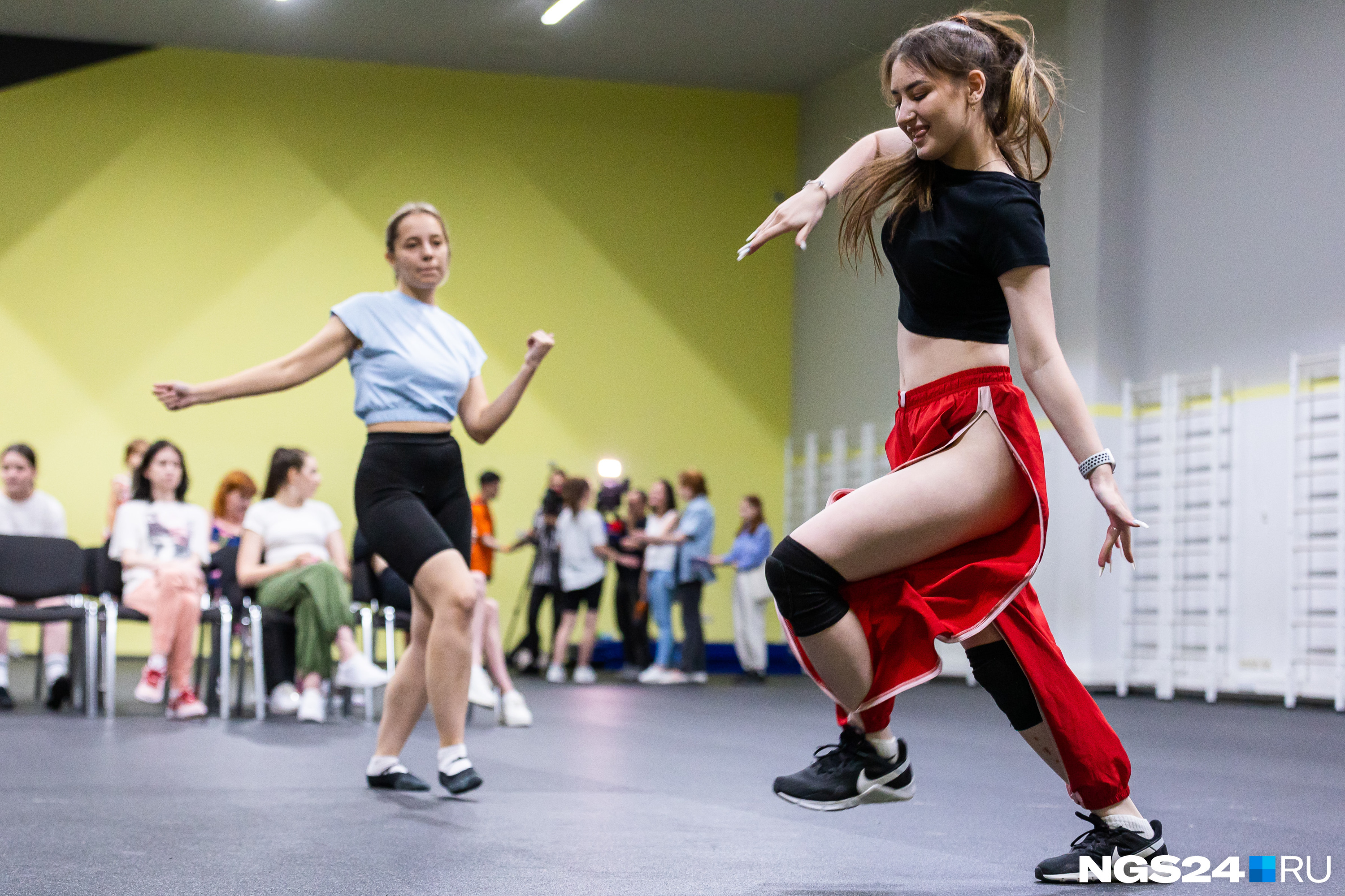 Ты в ритме танца тебе некуда. Фотография с надписью хочешь узнать человека послушай его музыку. Ты в ритме танца тебе некуда. Ты в ритме танца тебе некуда деваться. Хочешь узнать человека послушай его музыку.