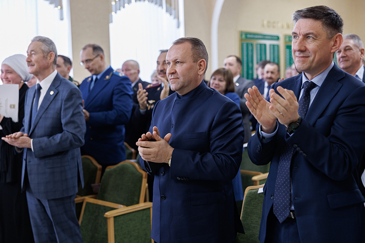 Своего бывшего начальника депутаты проводили с должности долгими аплодисментами