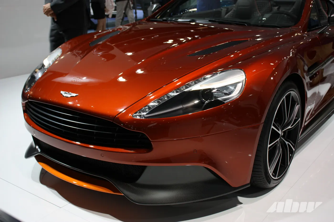 Три поколения победителей: четвертьвековой юбилей Aston Martin Vanquish